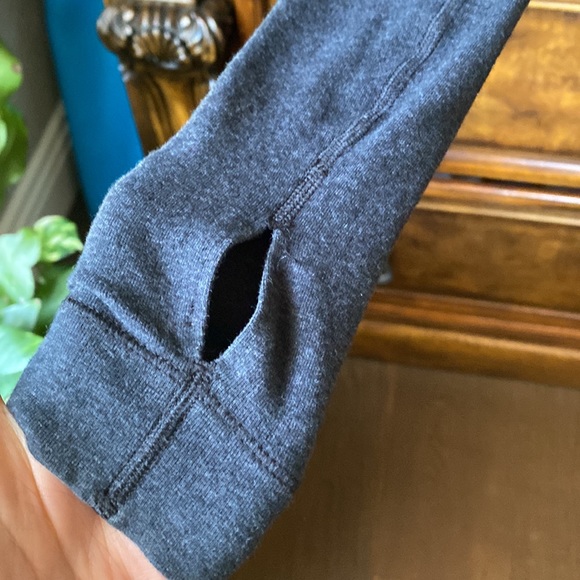 Lululemon sweater Size 4 - Picture 3 of 7